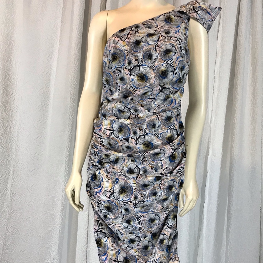 RACHEL ROY- BEAUTIFUL & FLATTERING DRESS